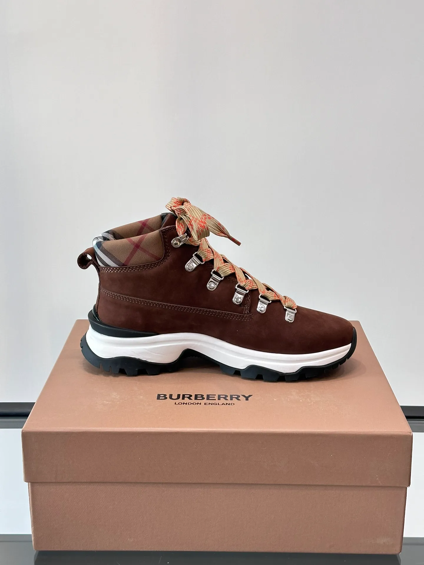 Men's shoes 💰800 ◾️▫️Burberry 2024🆕Ss men's classic high-top thick-soled sneakers, made of first-grain cowhide and decorated with the new brand logo. First-layer cowhide foot pads, the heel is decorated with Burberry lettering embossed logo, and the original TPU outsole! Size: 39-44 (customized at 38.45)